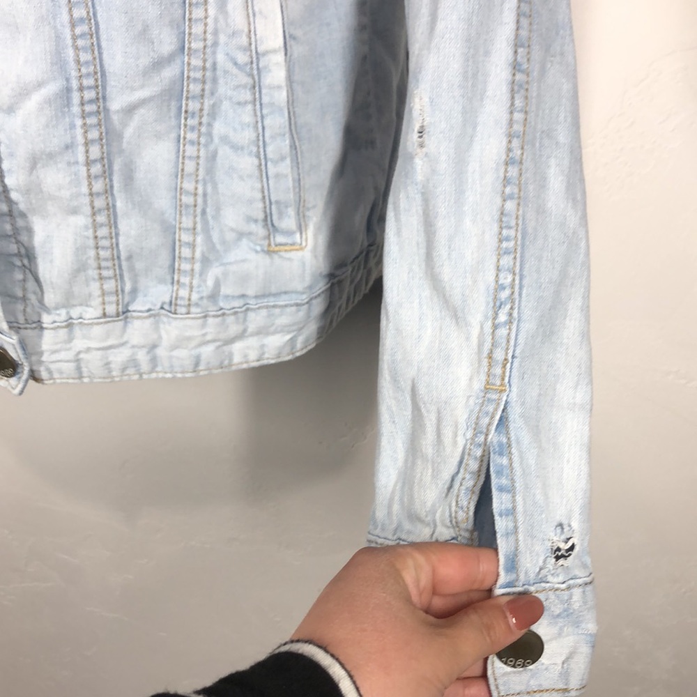 Gap Lightweight Denim Jacket Size Medium - image 5